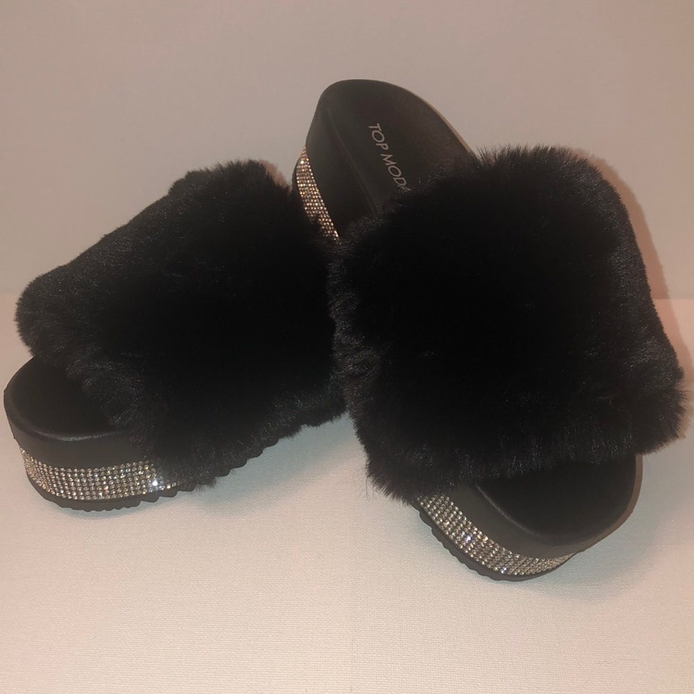 Super cute fuzzy wuzzy dazzled black sandals😍😍